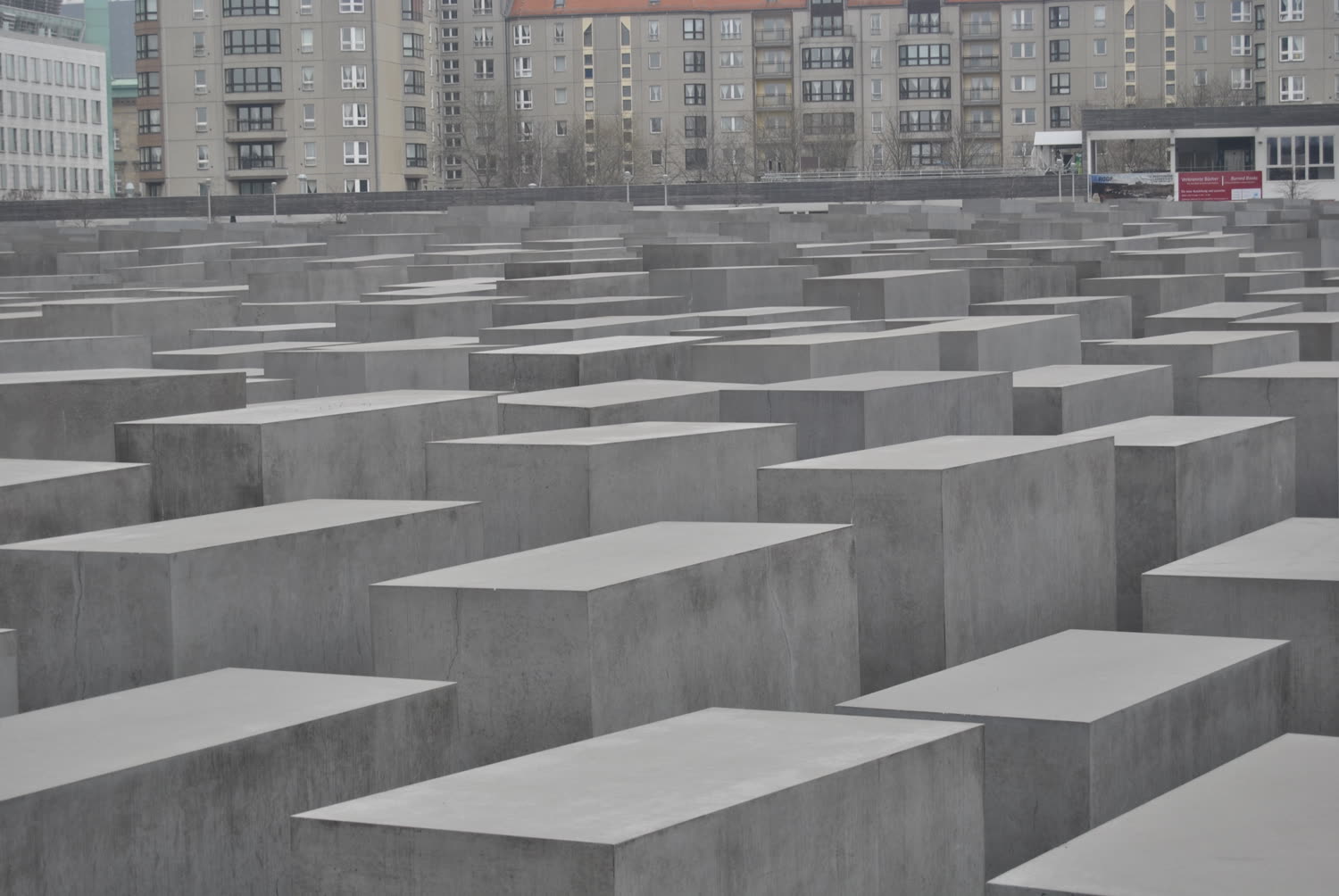 Estelas de hormigón del Memorial del Holocausto de Berlín en perspectiva
