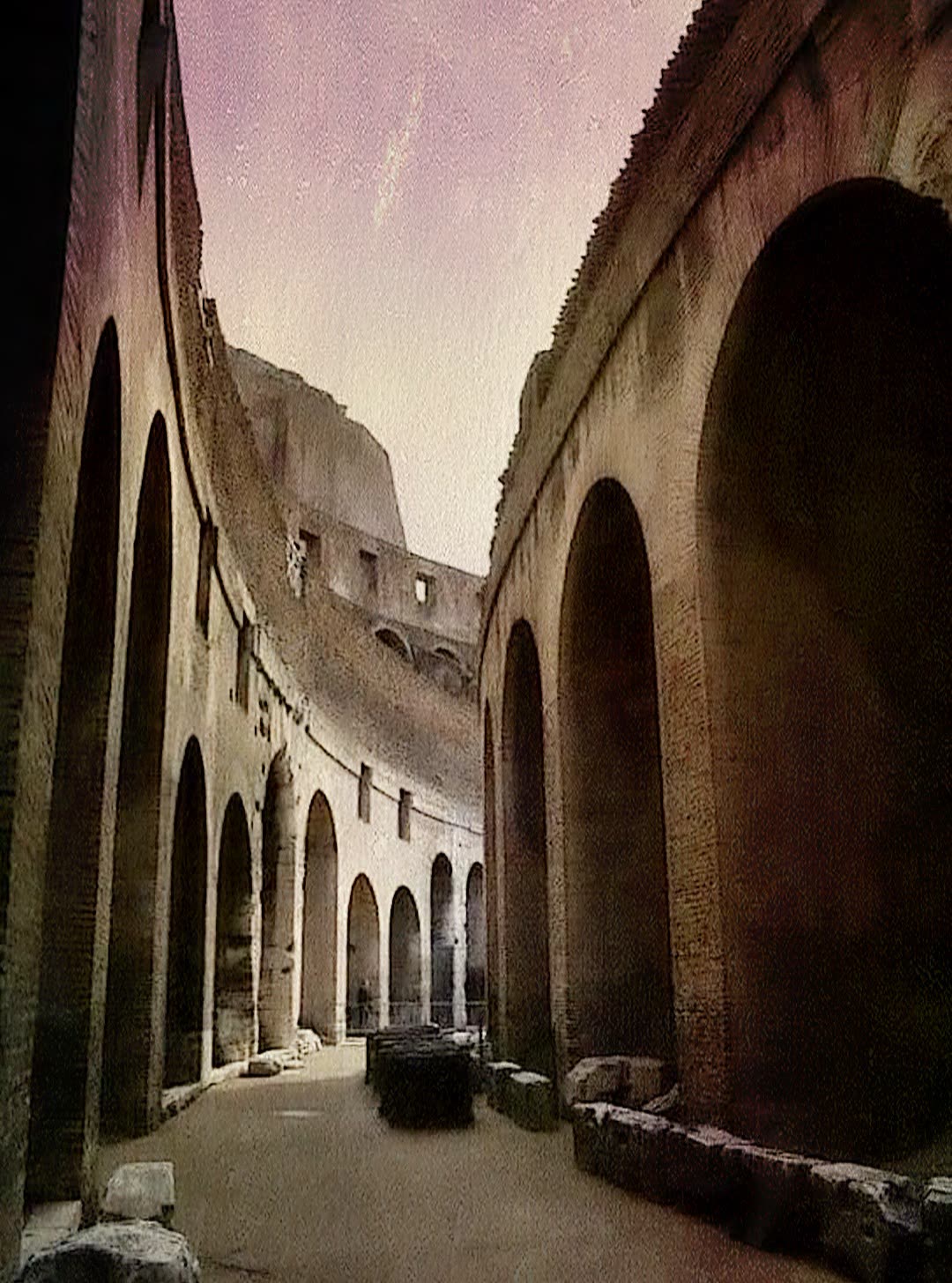 Galería de arcos en el interior del Coliseo romano