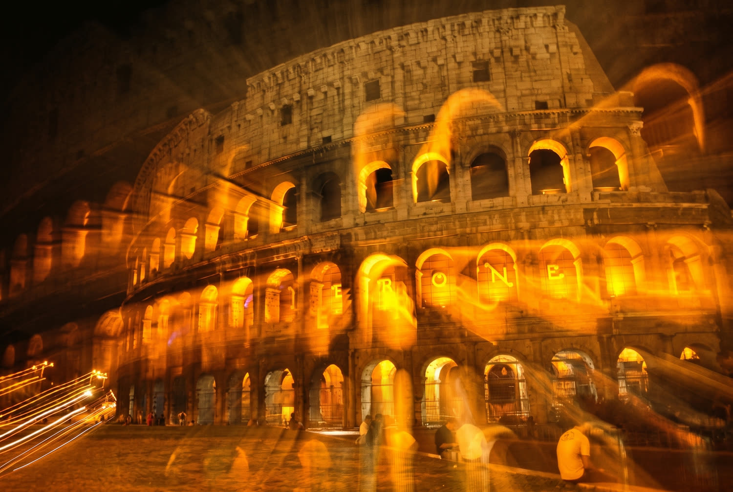 El Coliseo romano iluminado de noche en larga exposición