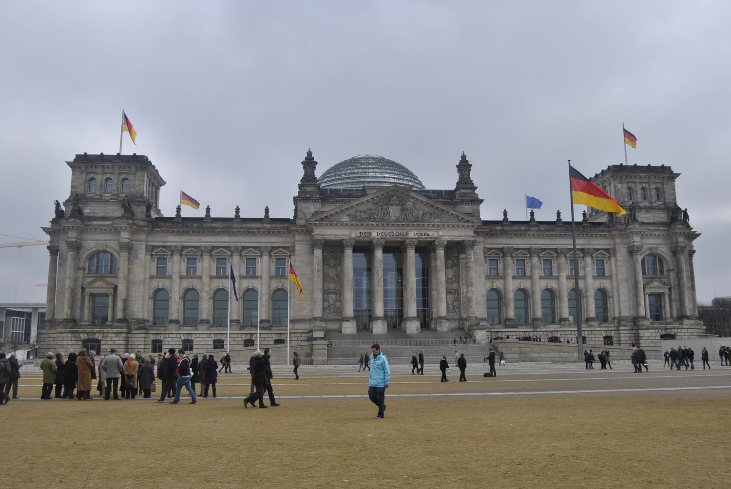 Fachada del edificio del Reichstag en Berlín con banderas alemanas