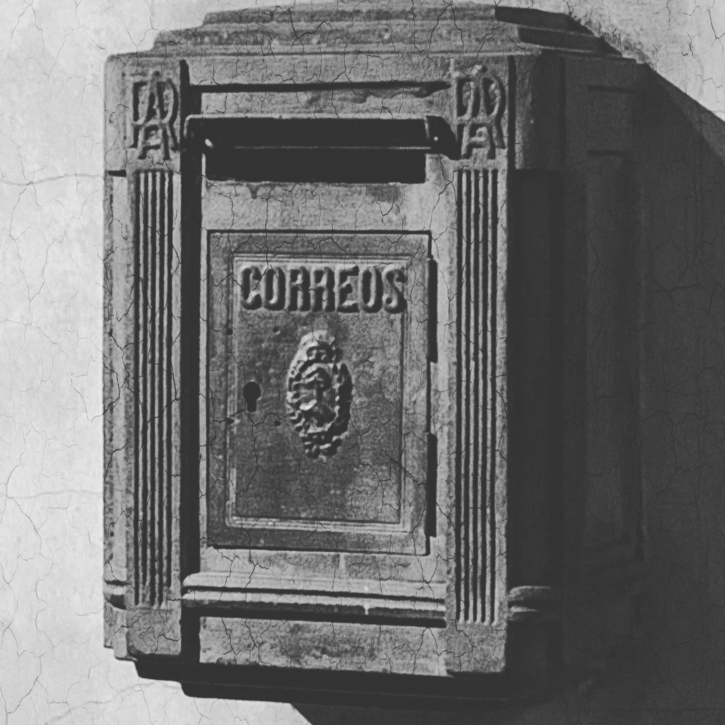 Buzón postal antiguo de metal, fotografía en blanco y negro