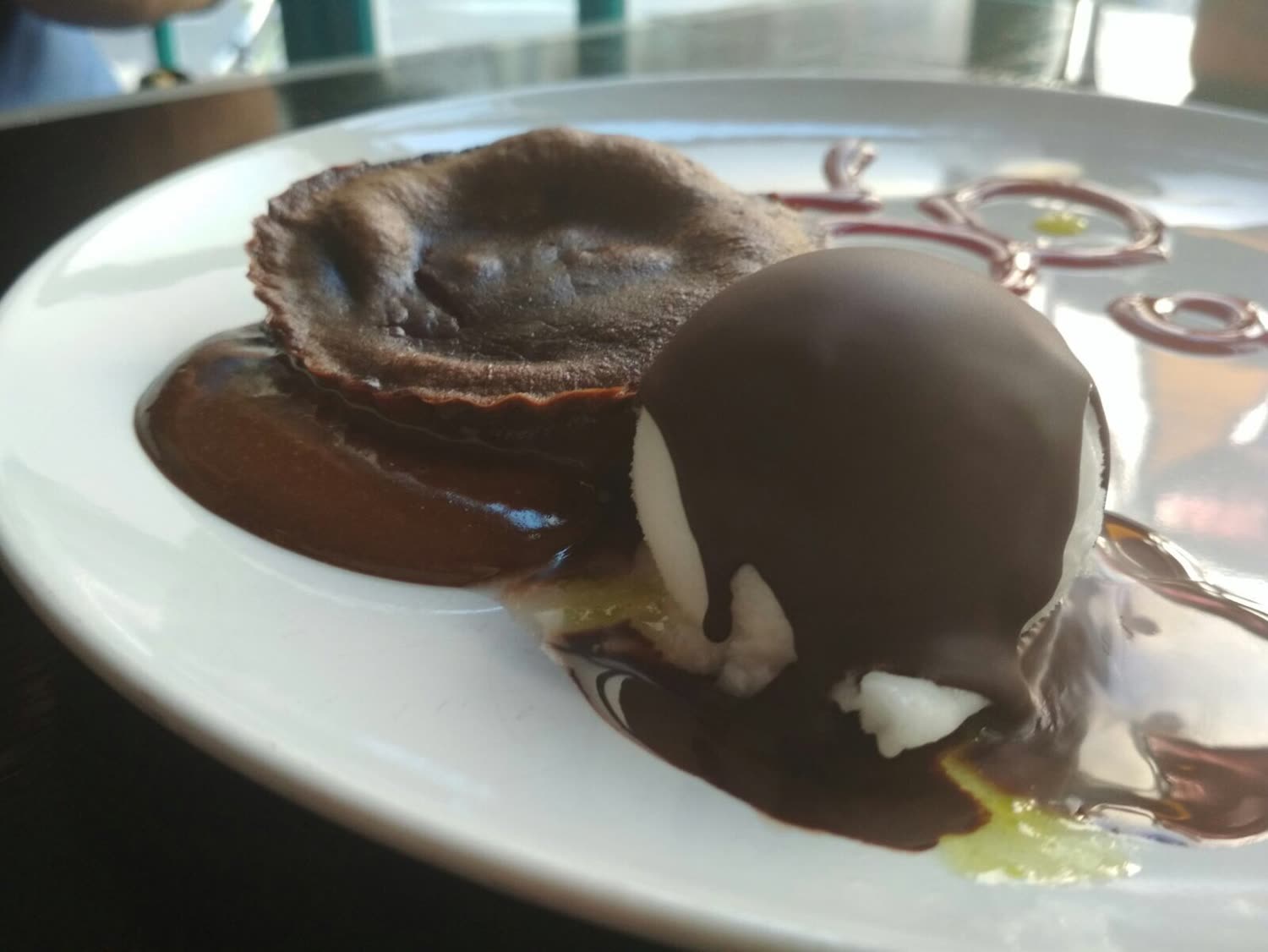 Postre de chocolate emplatado en restaurante