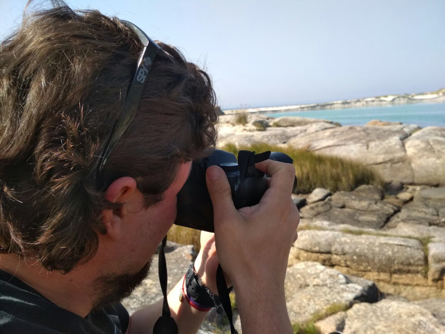 Guille Angeli fotografiando en la costa