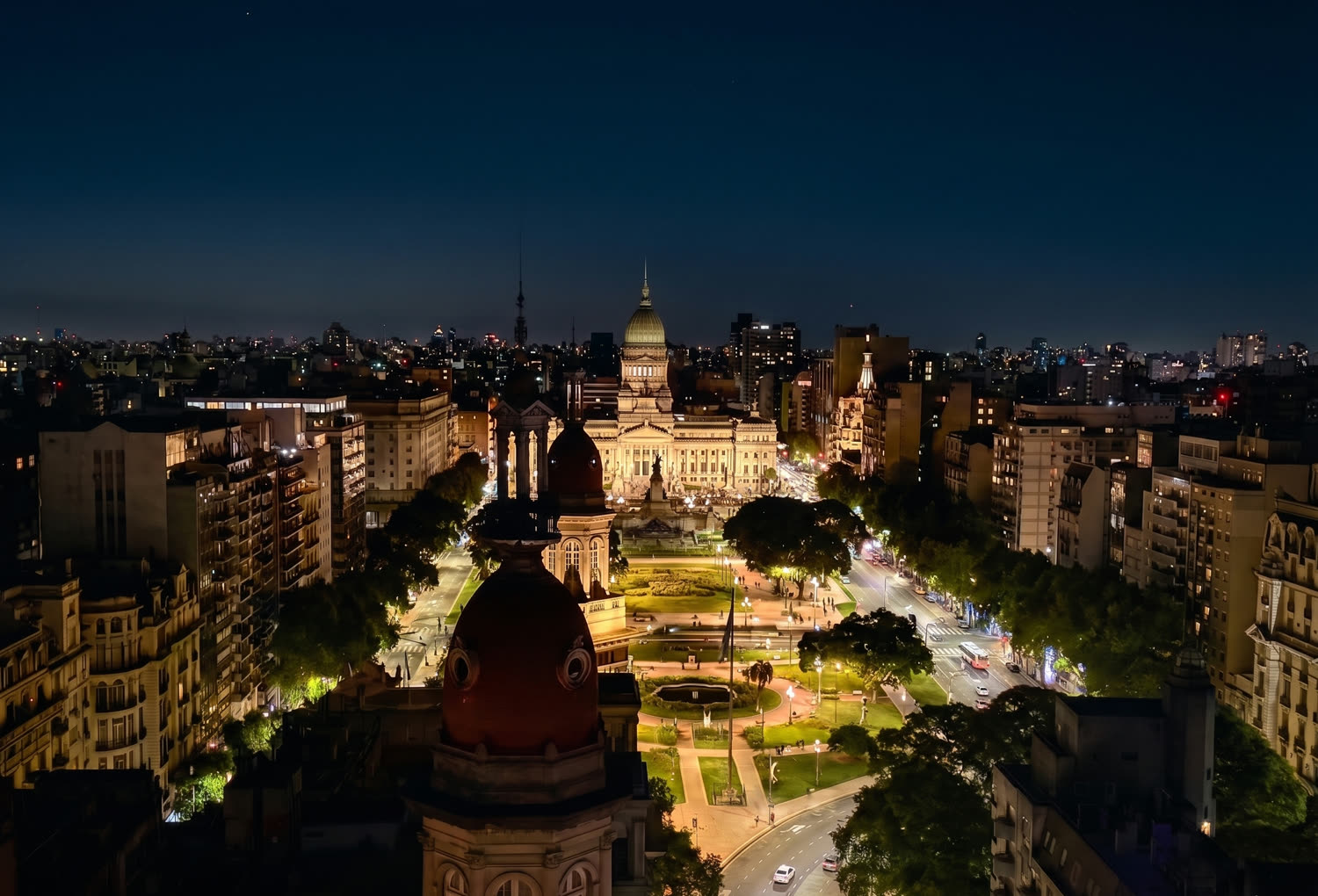 Vista aérea nocturna de Buenos Aires con el Congreso iluminado