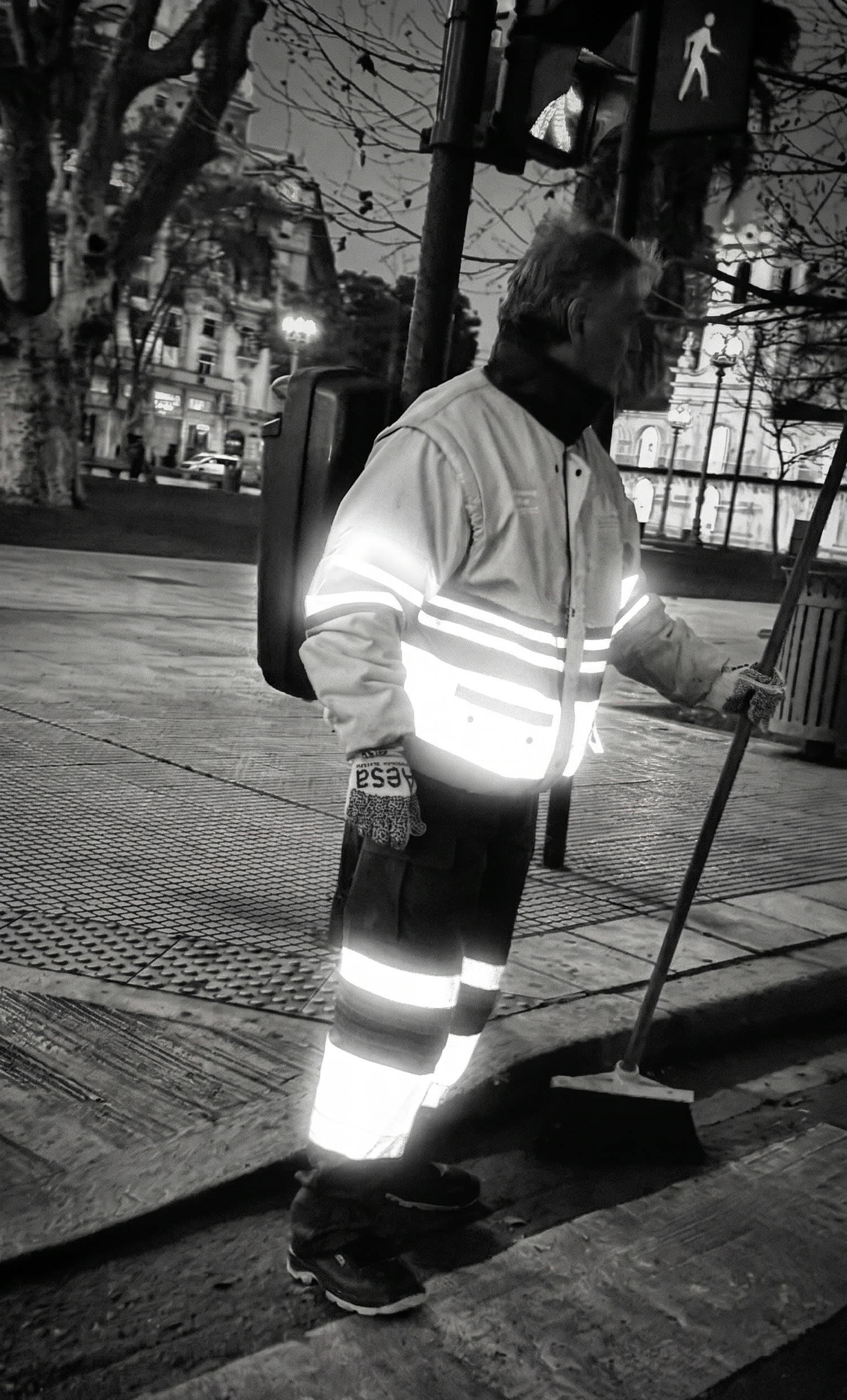 Barrendero trabajando de noche, fotografía en blanco y negro
