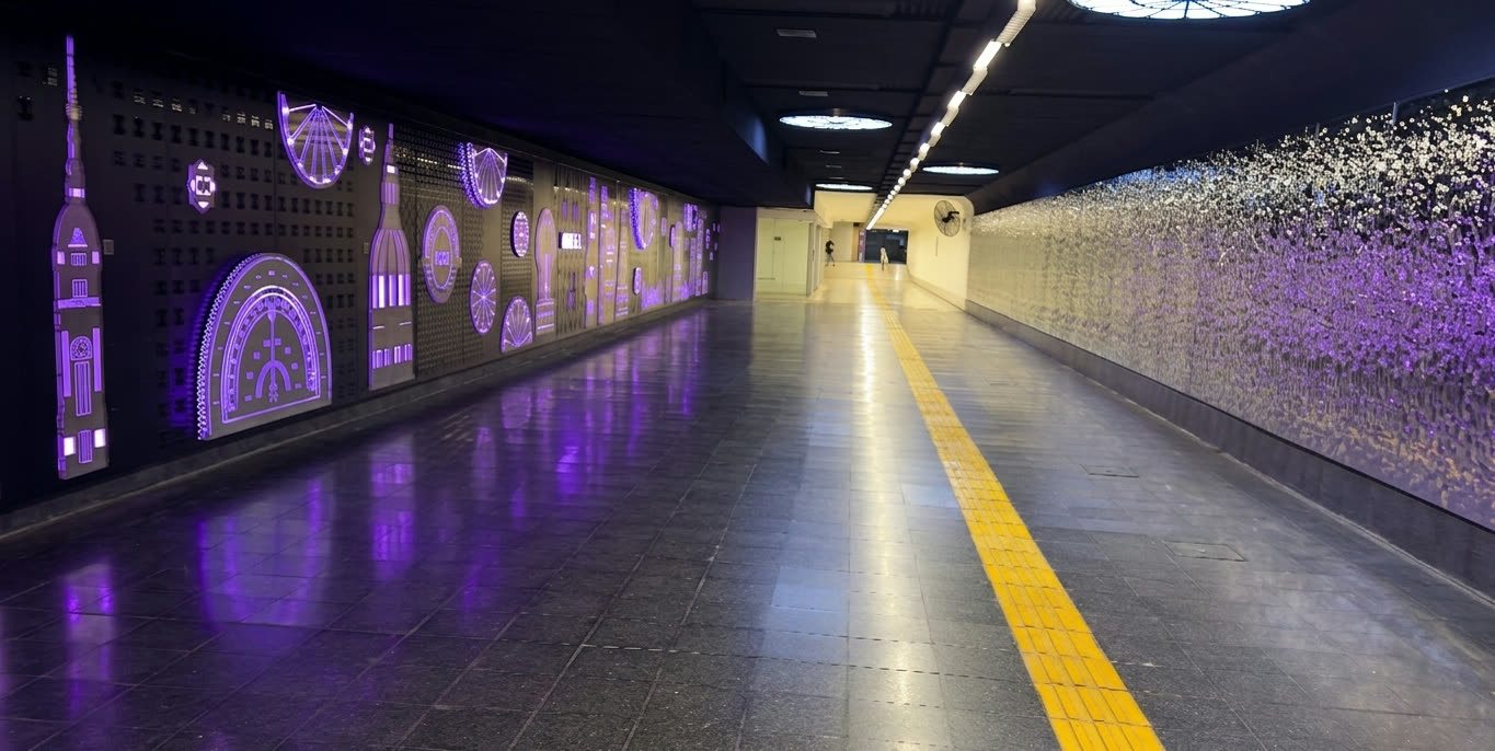 Túnel de subte iluminado con luces violetas