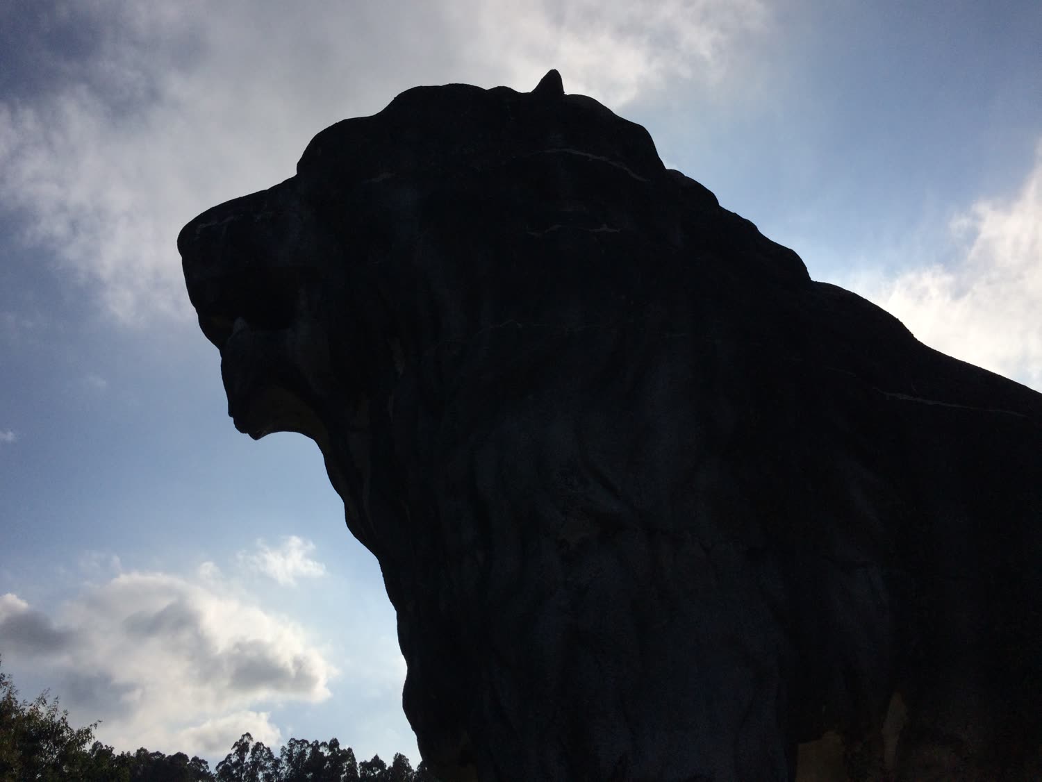 Estatua de león a contraluz contra un cielo despejado