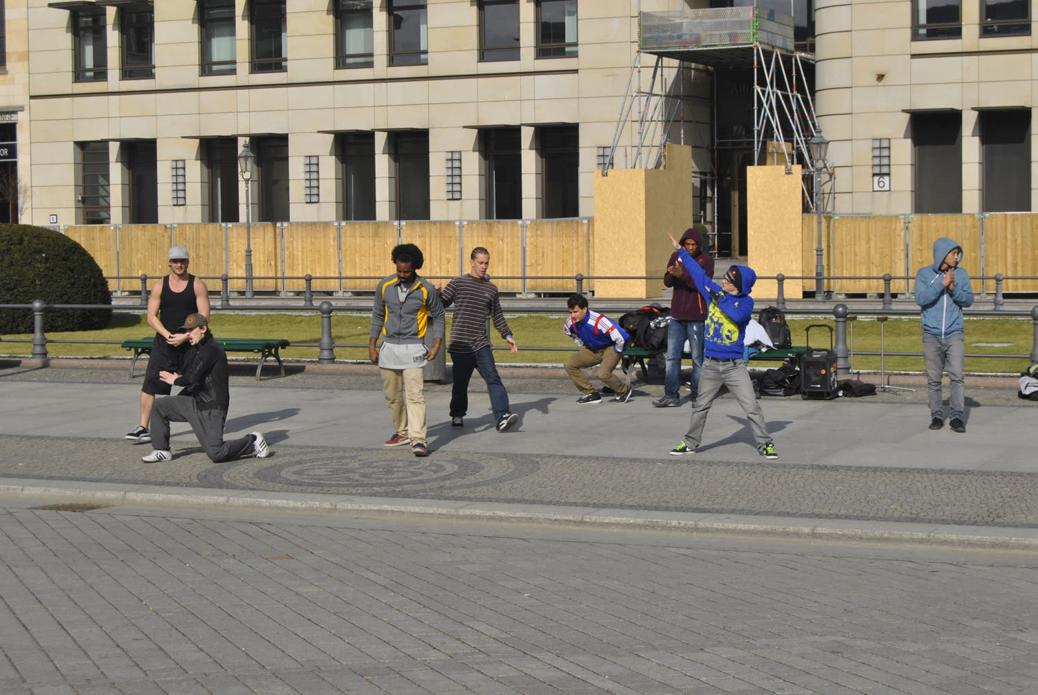 Grupo de bailarines urbanos haciendo acrobacias en una plaza de Berlín