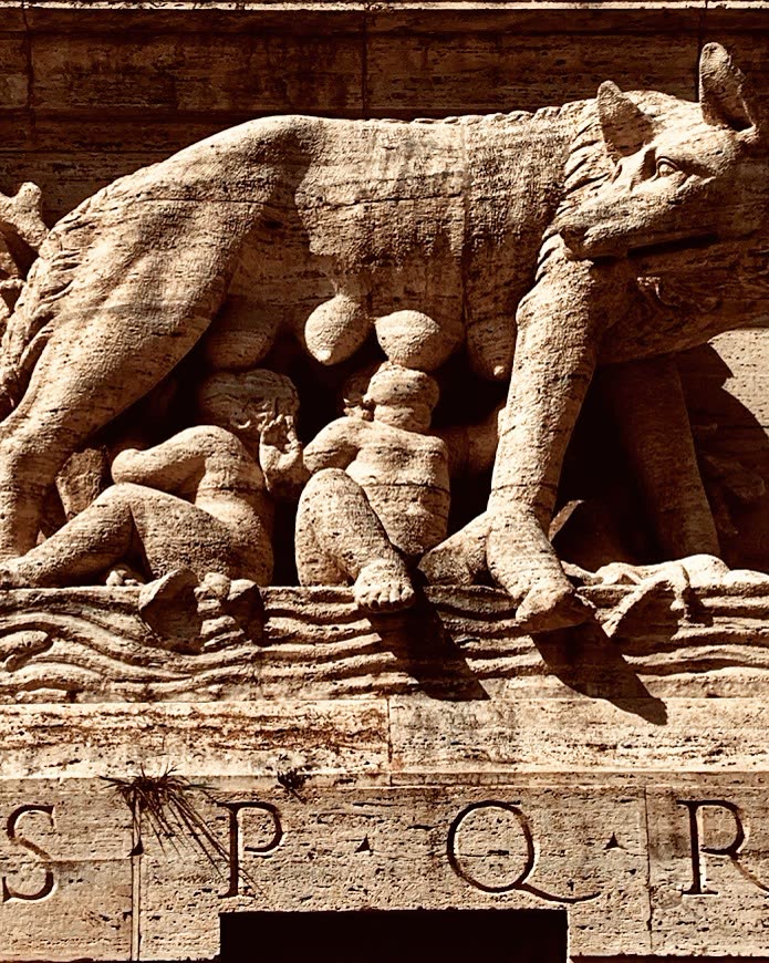 Relieve en piedra de la loba capitolina con la inscripción SPQR